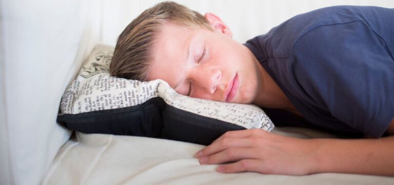 Schon Viertelstunde mehr wirkt: Längerer Schlaf lässt Jugendliche besser denken