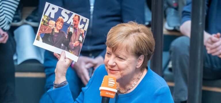 Altkanzlerin lobt Koalition: Merkel attestiert Merz „absoluten Willen zur Macht“