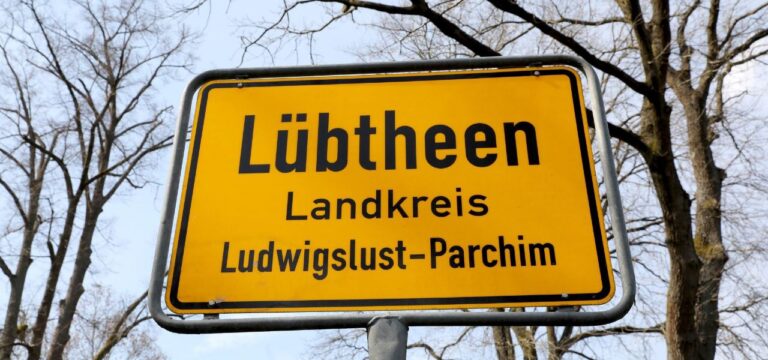 Motorrad fährt in Zuschauermenge – Frau schwer verletzt