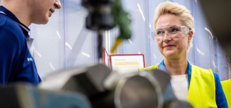 Schwesig wirbt für Firmen-Patenschaften mit Schulen