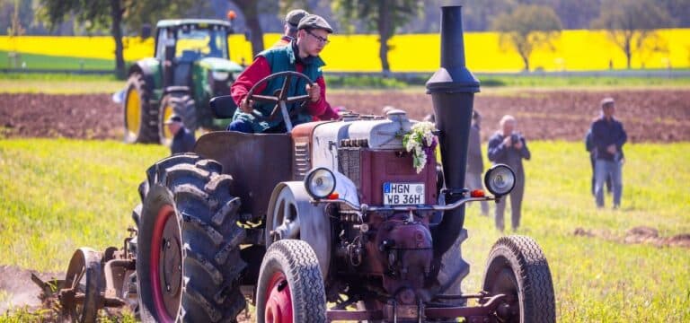 Preise und „Koppelfete“: Um die Wette pflügen bei Gadebusch