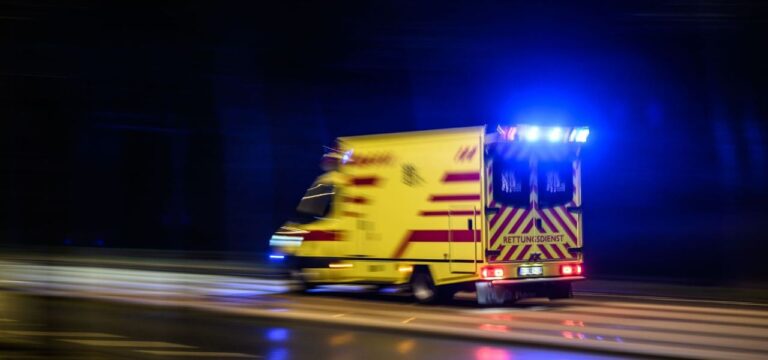 Auto kommt von Fahrbahn ab – Vater und Kind tot