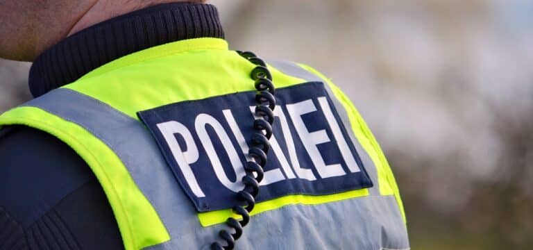 Hinweise auf bewaffneten Mann – Polizei stoppt Straßenbahn