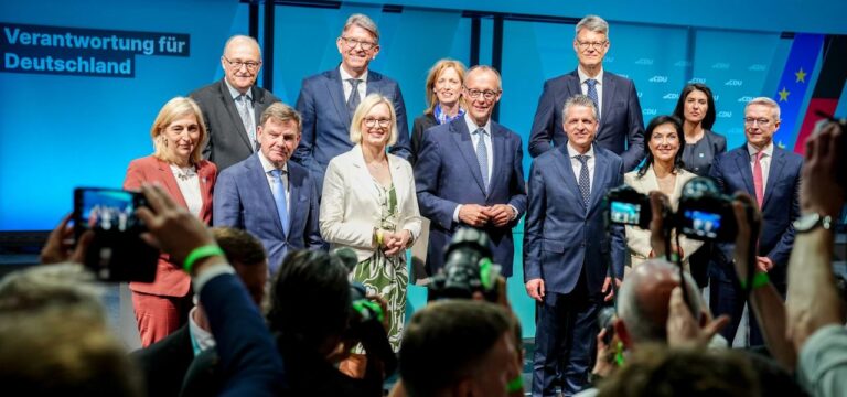 CDU-Chef stellt Minister vor: Bei ihr fällt Merz in die 90er-Jahre zurück