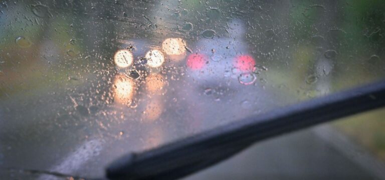 Markanter Wetterumschwung: Regen und stürmische Böen erreichen Wismar und Nordwestmecklenburg