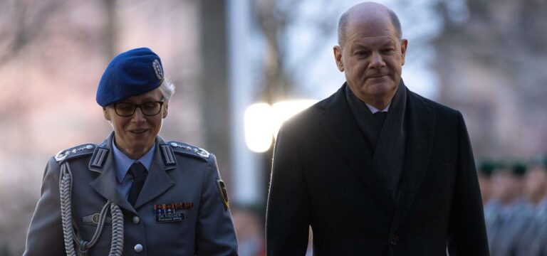 „Respect“ beim Zapfenstreich: Diese drei Lieder wünscht sich Scholz zum Abschied