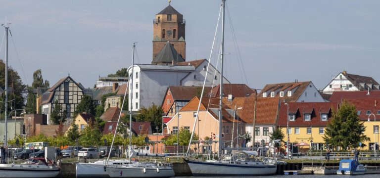 Unglück in Wolgast: Angler und Helfer ertrinken im Hafenbecken