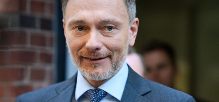 Unfall auf Parkplatz in Berlin: Christian Lindner überfährt Hund