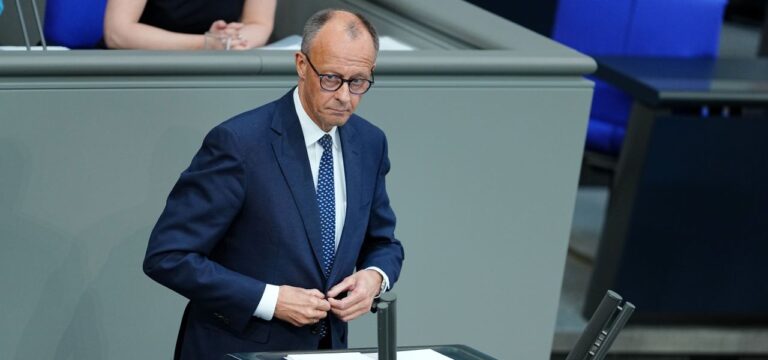 Will eng mit USA arbeiten: Merz lobt Scholz‘ Reaktion auf Krieg als „historisch“