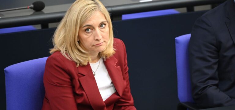 Zuschuss für Bürgergeldempfänger: Gesundheitsministerin fordert vom Bund Milliardenspritze