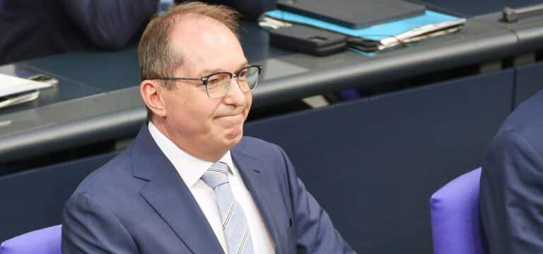 Dobrindt schafft es, dass AfD, Grüne und Linke sich aufregen