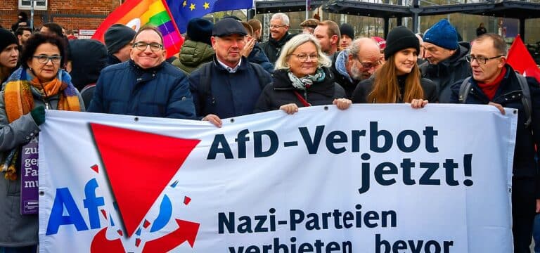 Nach Einstufung als rechtsextrem: Fast die Hälfte der Deutschen ist für AfD-Verbot