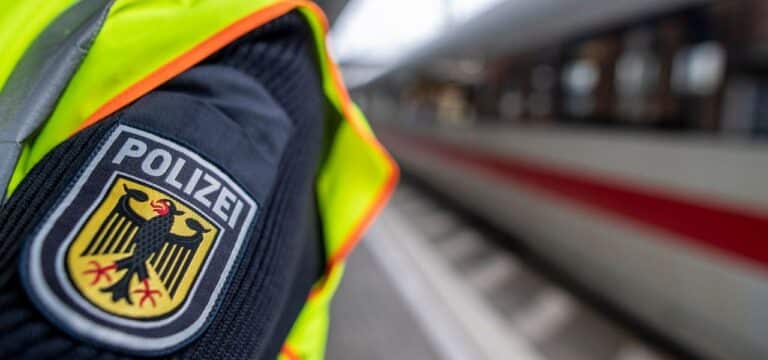 Eltern vergessen Tochter im Kinderwagen am Bahnsteig