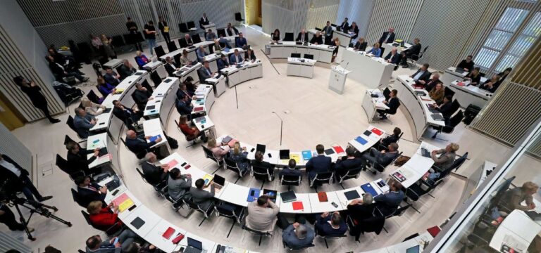 Debatte über Investitionspaket – Regierung kündigt Plan an