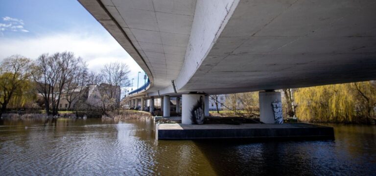 Wirtschaft: Straßen und Brücken in MV verfallen