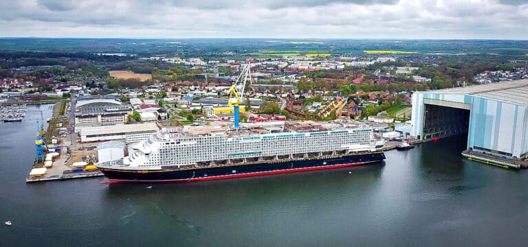 Die „Disney Adventure“ verlässt Ende August Wismar in Richtung Rügen