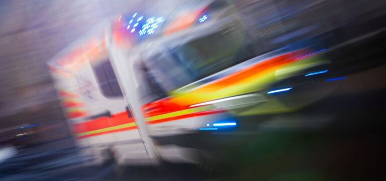 Mehrere Kinder nach Schulbusunfall noch in der Klinik
