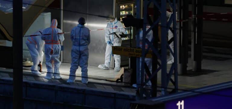 Frau sticht auf 18 Menschen ein: Ärzte ringen um Leben von vier Hamburger Messer-Opfern