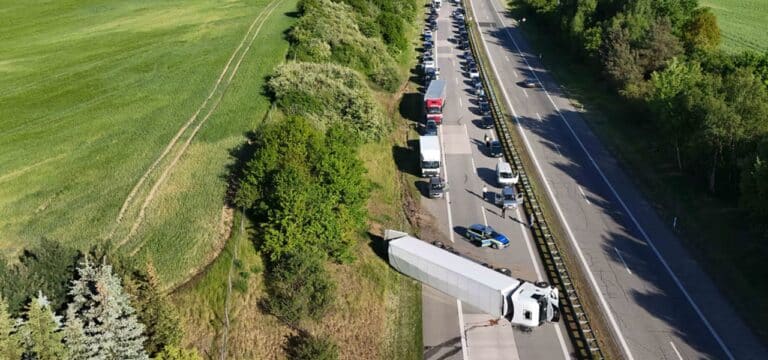Lkw liegt quer auf A24 – Vollsperrung