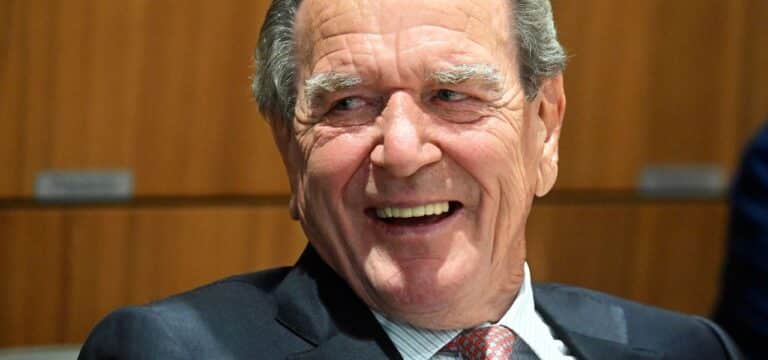 Amtsarzt soll Gerhard Schröders Attest überprüfen