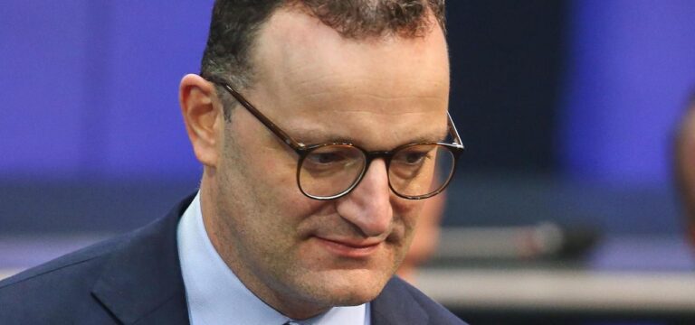 Spahn verteidigt Maskenkäufe mit „finanziellen Risiken“