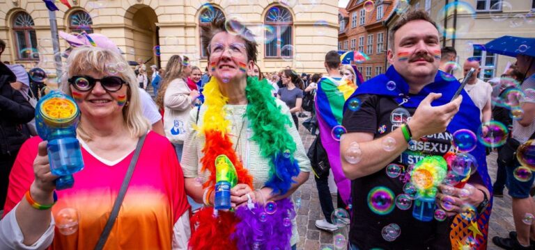 Mehr als 1.000 Menschen feiern bei Christopher Street Day