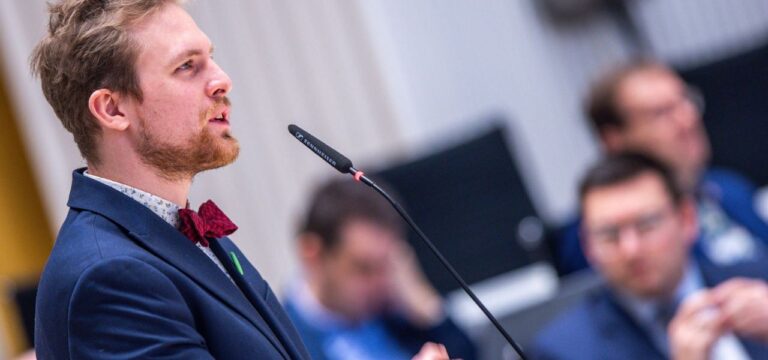 Landtag: Grünen-Abgeordneter schenkt Minister Wechselrichter