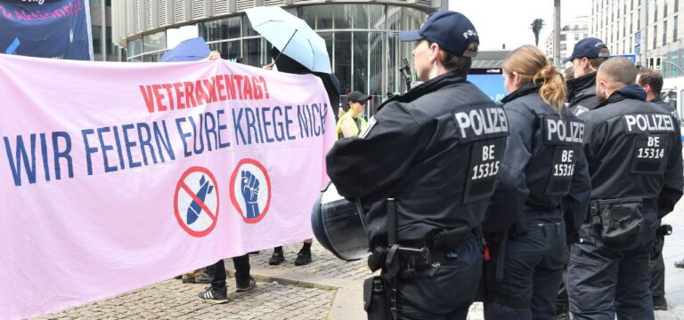 Bundeswehrfeindliche Plakate – Staatsschutz ermittelt