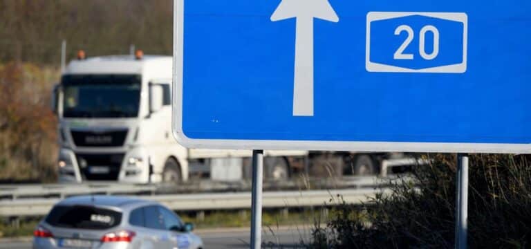 Auto prallt auf A20 gegen Wildschutzzaun – drei Verletzte