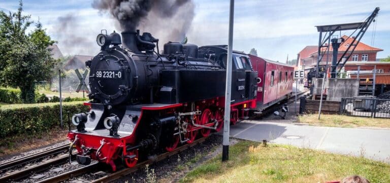 Auto stößt in Kühlungsborn mit Bäderbahn „Molli“ zusammen