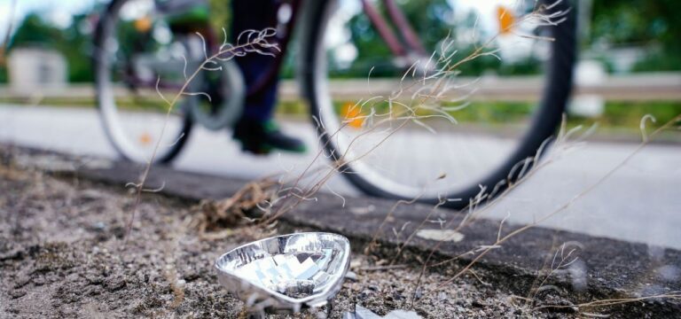 Radfahrer lässt nach Kollision Radfahrerin verletzt zurück