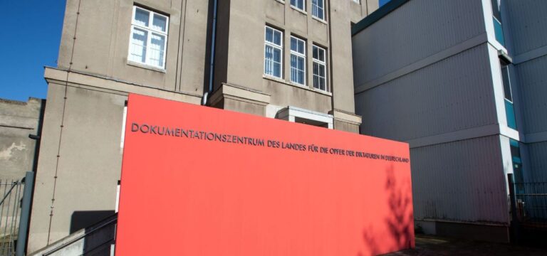 Ausstellung zu SED-Diktatur – Protest gegen Lenin-Denkmal