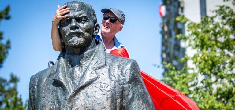 Protestaktion gegen Lenin-Denkmal in Schwerin