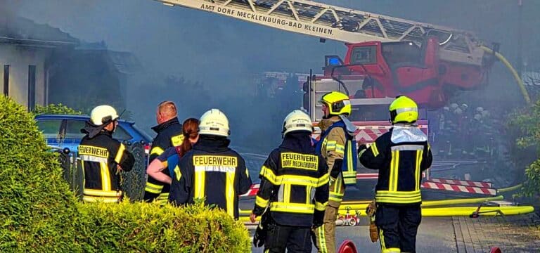 Brand in Metelsdorf: Anwohner sollen Türen und Fenster geschlossen halten