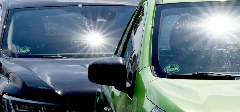 Polizei rettet Rentner aus überhitztem Auto