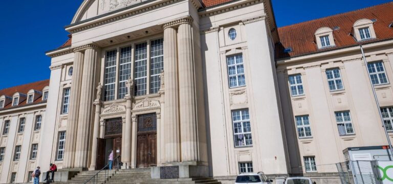 Pflegetochter sexuell missbraucht? Angeklagter widerspricht
