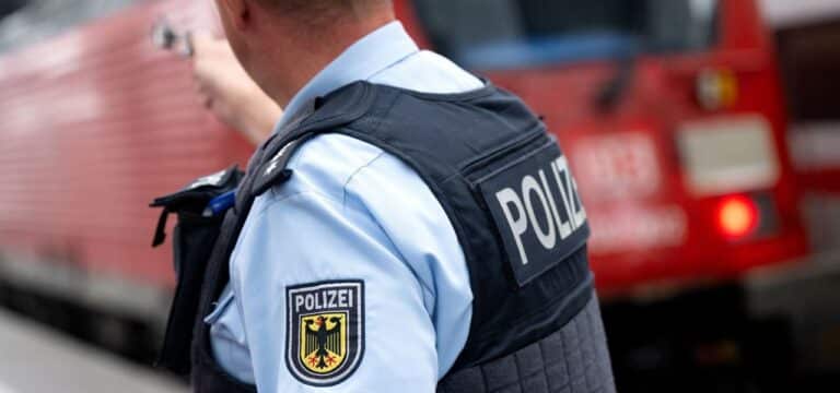 Mädchen auf Gleisen sorgen für Streckensperrung bei Bahn