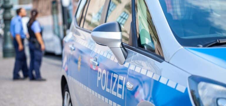 Polizei gibt Schüsse auf 20-jährige Frau nach einem Notruf ab