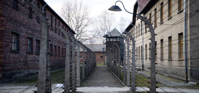 Komitee kritisiert rechtsextreme Geste in KZ-Gedenkstätte