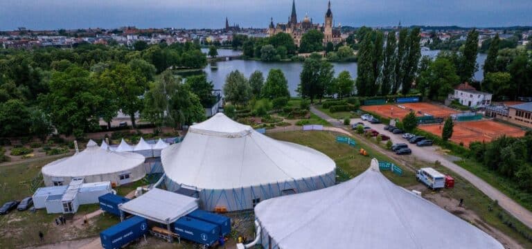 Premiere im Zelt – Start für Schweriner Schlossfestspiele