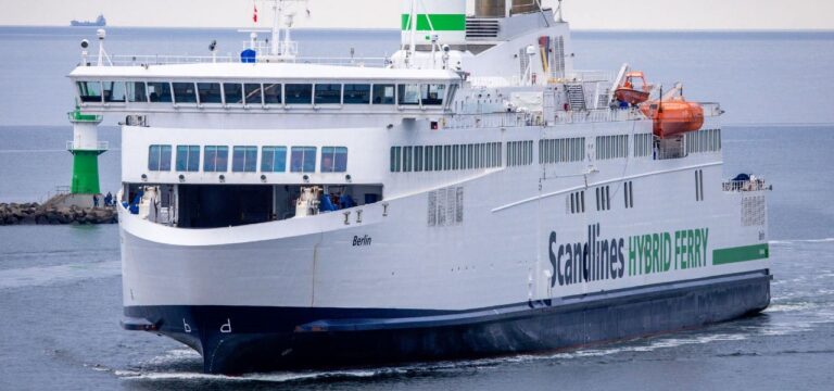 Ostsee-Fähre muss wegen Defekts umdrehen