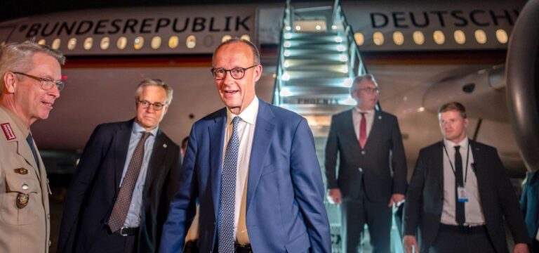 Herausforderungen im Oval Office: Merz trifft zu Kurzbesuch in Washington ein