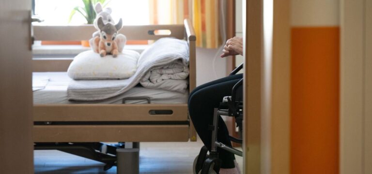 Verband: Land soll Teil der Kosten im Pflegeheim bezahlen