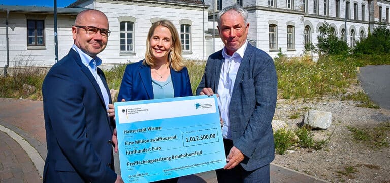 Wismar: Zuwendungsbescheid durch Bundesministerin Verena Huberts überreicht