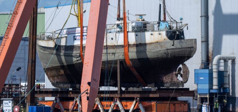 Gesunkener Fischkutter bei Stralsund geborgen und an Land
