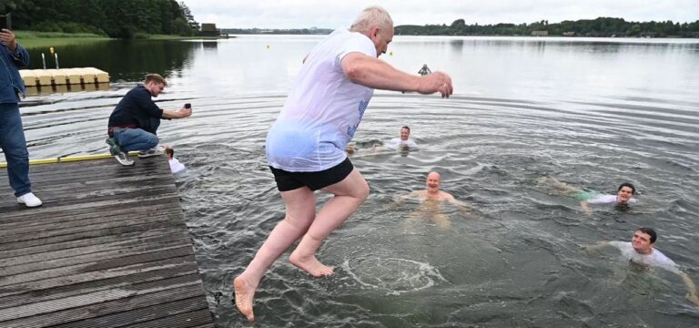 „Big Jump“ des Umweltministers in den Inselsee