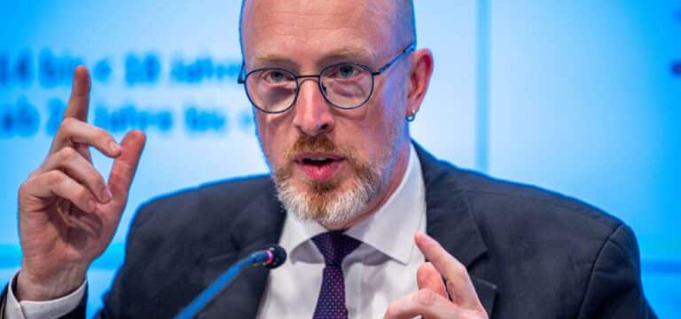Radikalisierung Jugendlicher über Internet besorgt Minister