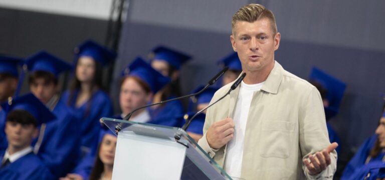 Ehrung für Toni Kroos – viele Kinder mit dabei