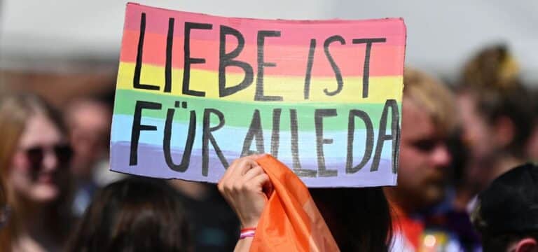 Viele Teilnehmer bei CSD-Kundgebung in Rostock