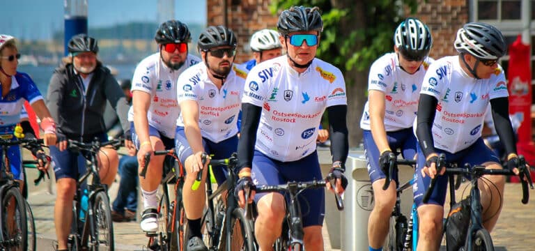 Radfahrer sammeln auf Hanse-Tour für schwerkranke Kinder